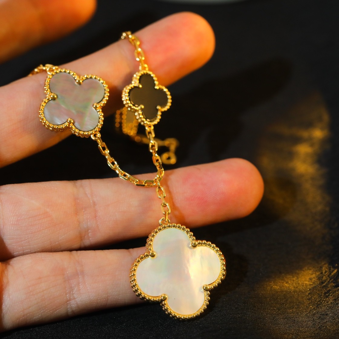 Van Cleef & Arpel Magic Alhambra Bracelet, 5 motifs