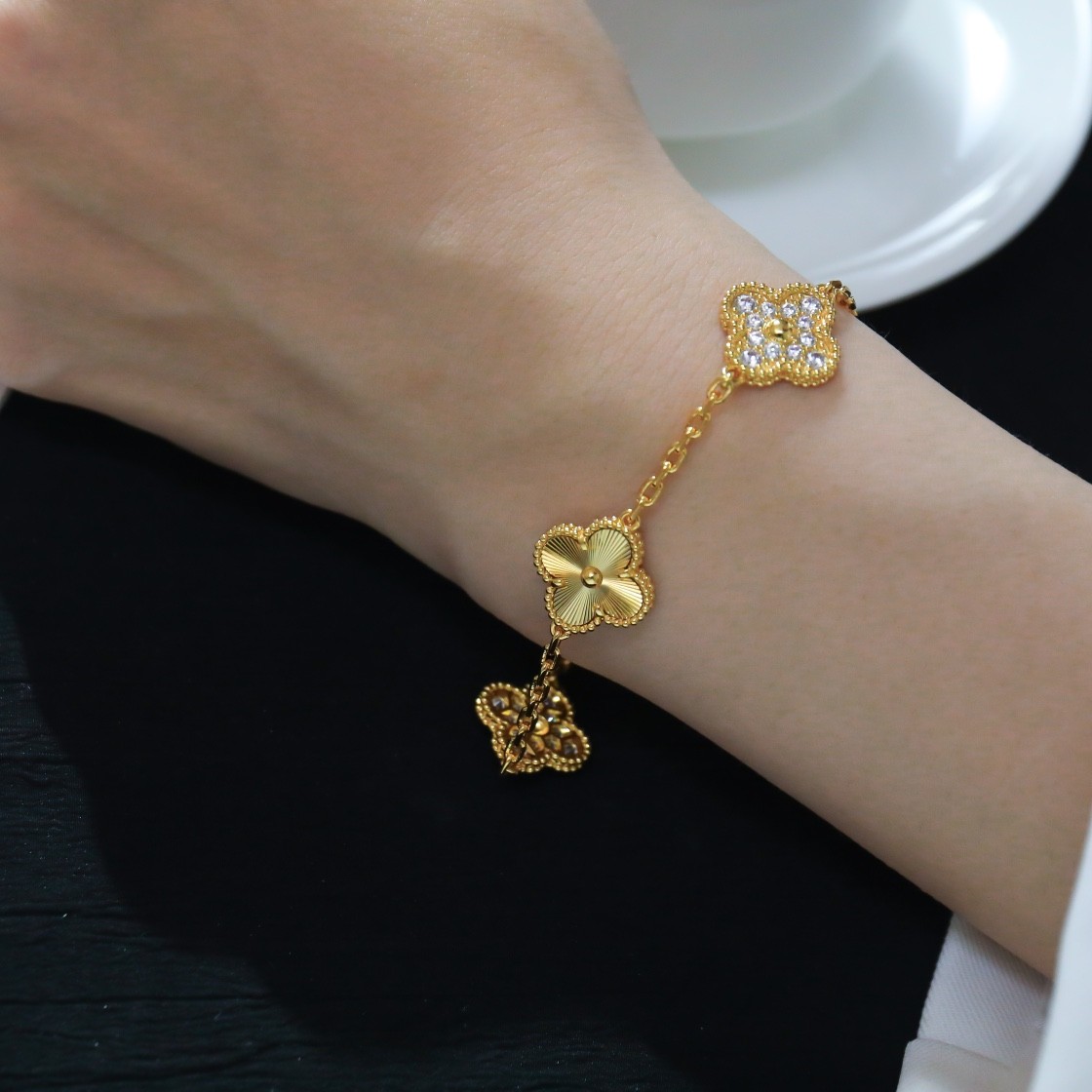 Van Cleef & Arpels Vintage Alhambra bracelet, 5 motifs yellow go