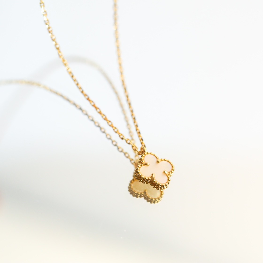 Van Cleef & Arpels Vintage Alhambra pendant yellow gold, Mother-