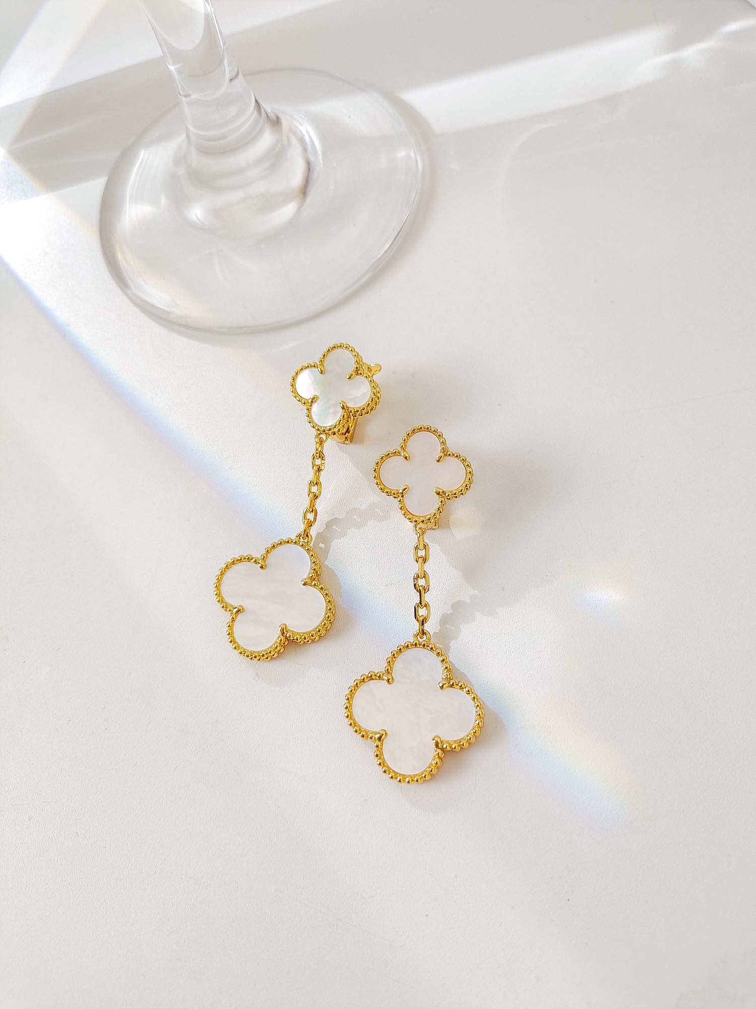 Van Cleef & Arpels Magic Alhambra earrings, 2 motifs Mother-of-p