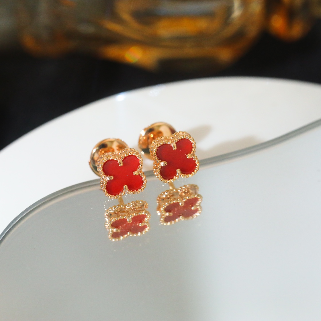 Van Cleef & Arpels Sweet Alhambra Earstuds Rose Gold, Carnelian