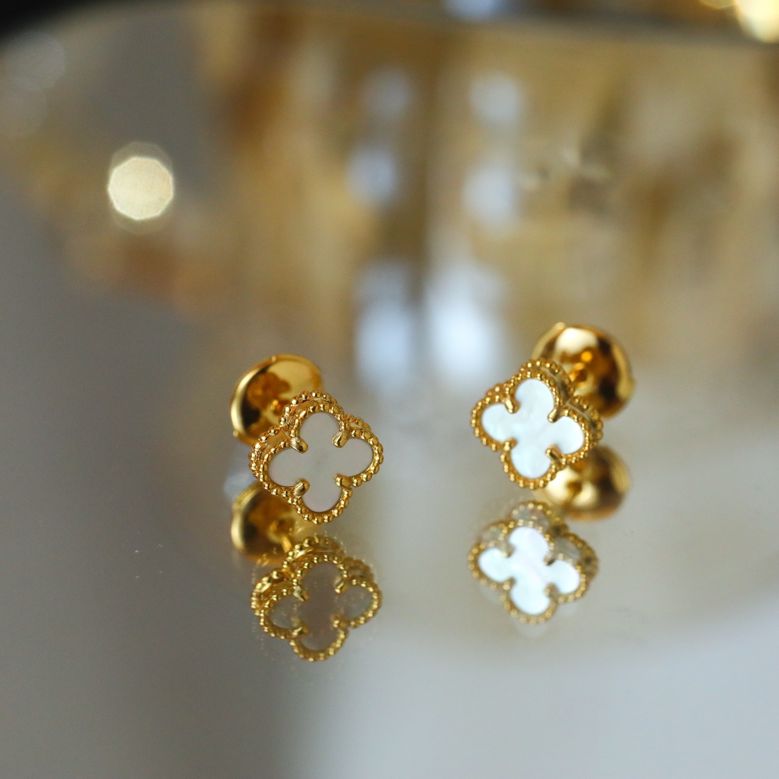 Van Cleef & Arpels Sweet Alhambra Earstuds Yellow Gold, Mother-o