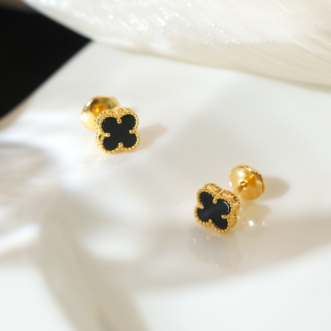 Van Cleef & Arpels Sweet Alhambra Earstuds Yellow Gold, Onyx