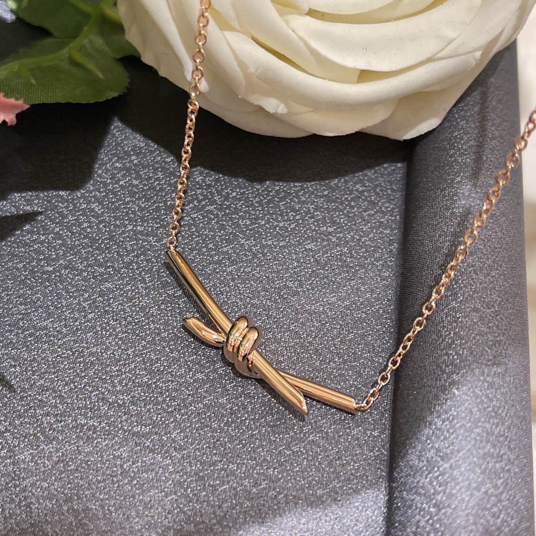 Tiffany Knot Pendant in 18k Gold